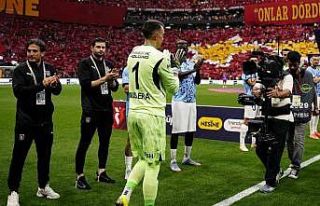 Başakşehir, şampiyon Galatasaray’ı alkışladı