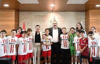 Başkan Kotan şampiyon sporcuları ağırladı