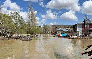Bayburt’ta kuvvetli yağış sonrası dere taştı:...