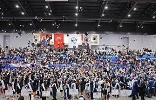 Bayburt’ta üniversite öğrencileri mezuniyet heyecanı...