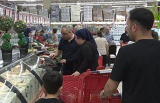 Bayram öncesi büyük indirim yapılan markete vatandaşlar...