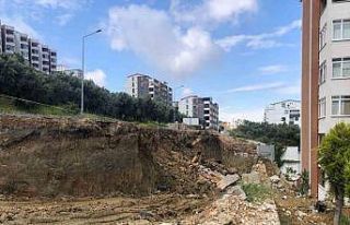 Belediyenin hafriyat aldığı yerde yol çöktü