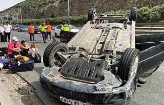 Beton bariyere çarparak takla atan araç ters döndü:...