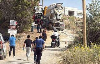 Beton mikseri ile kayan kamyonetin arasında kalan...