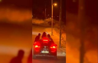 Beylikdüzü’nde araç camından sarkarak yolculuk...