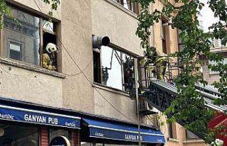 Beyoğlu’da 6 katlı binada yangın paniği: Mahsur...