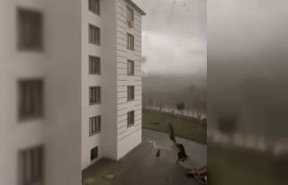 Bingöl’de fırtına etkili oldu: Çatıdan kopan...
