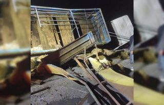 Bingöl’de kurbanlıkları taşıyan tır devrildi:...