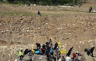 Bingöl’de otomobil dereye uçtu: 7 yaralı