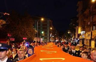 Bir kilometrelik Türk bayrağıyla 19 Mayıs coşkusu