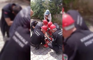 Bisiklet pedalına ayağı sıkışan çocuğu itfaiye...