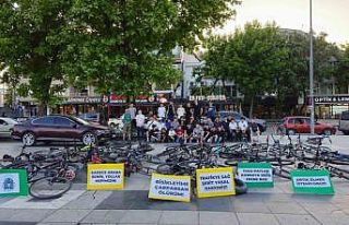 Bisikletliler, trafikte ölmemek için pankartlı...