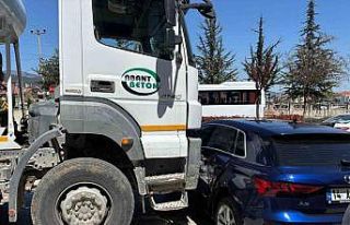 Bolu’da beton mikseri ile otomobil çarpıştı:...