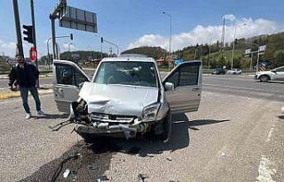 Bolu’da hafif ticari araç ile otomobil çarpıştı:...