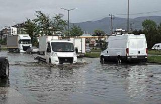 Bolu’da sağanak ve fırtına hayatı felç etti:...