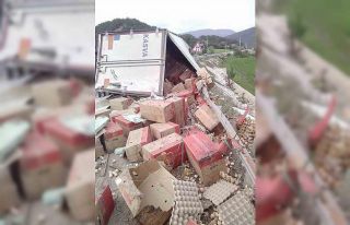 Bolu’da yumurta yüklü tır devrildi: 1 yaralı
