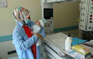 Boynunda dev tümörle doğan bebek hayata tutundu