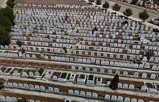 Bu mezarlıkta her taş bir acıyı anlatıyor