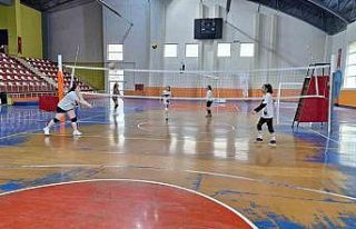 Bulanık’ta voleybol antrenmanları yoğun katılımla...
