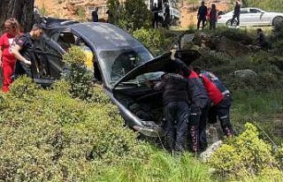 Burdur’da kamyonet ile otomobil çarpıştı: 3...