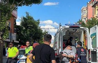 Burdur’da yolun karşısına geçmek isteyen yaşlı...