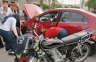 Burhaniye’de motosiklet otomobile çarptı