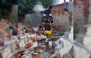 Burhaniye’de tek katlı ev yandı