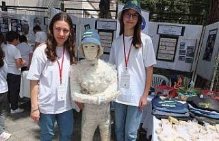 Burhaniyeli öğrenciler atık malzemelerden heykel...