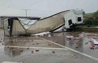 Bursa’da alkol yüklü tır devrildi