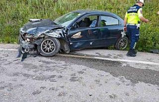 Bursa’da iki otomobil kafa kafaya çarpıştı:...