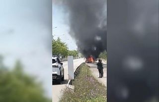 Bursa’da seyir halindeki otomobil alev alev yandı