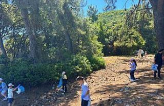 Büyükler kirletti küçükler temizledi