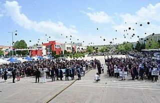 ÇAKÜ’de öğrencilerin mezuniyet sevinci