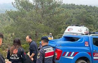 Çamura saplanan ambulansı jandarma kurtardı