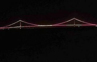 Çanakkale Köprüsü sarı kırmızılı renklerle...