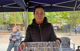 Canlı çiçekler epoksi reçine ile kolyeye dönüşüyor