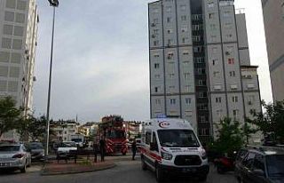 Çatıya çıkan kadını polisler ikna etti