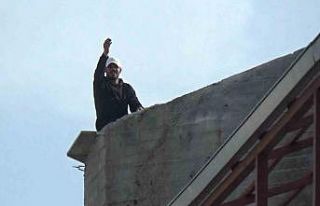 Çatıya çıktı, kendisini ikna etmeye çalışan...