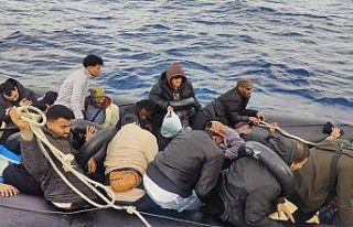 Çeşme açıklarında lastik bottaki 24 göçmen...