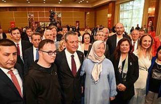 CHP Genel Başkanı Özel, Kuşadası’nda otizmli...