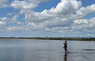 Çiftçiler Günü’nü, çeltik tohumlarını toprakla...