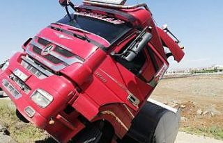 Cizre’de sürücüsü bayılan tır şarampolde...