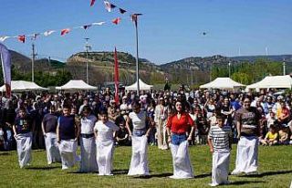 Çocuklar çuvalla koşma, yumurta taşıma ve halat...