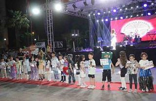 Çocukların geri dönüşüm defilesi beğeni topladı