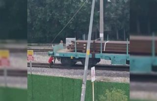 Çocukların tren vagonunda tehlikeli oyunu kamerada