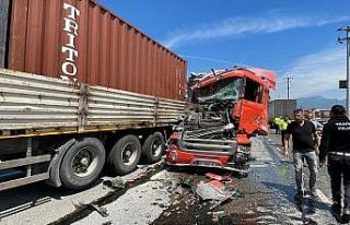 D-650’de 3 tır, 1 minibüsün karıştığı zincirleme...