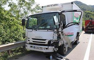 D-650’de kamyonet, SUV tarzı araca arkadan çarptı:...