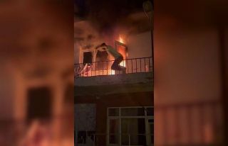 Daire alevlere teslim oldu: Balkondan atlayarak kurtuldu