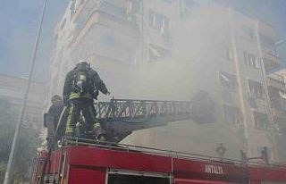 Dairede çıkan yangın apartmanı dumana boğdu