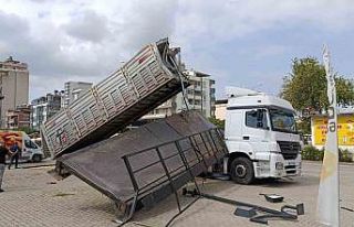 Damperi açılan tır üst geçidi kopardı: Yaya...